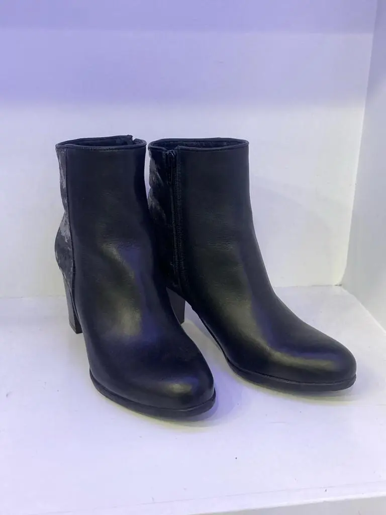 Black Boots With Textured Leather Back
