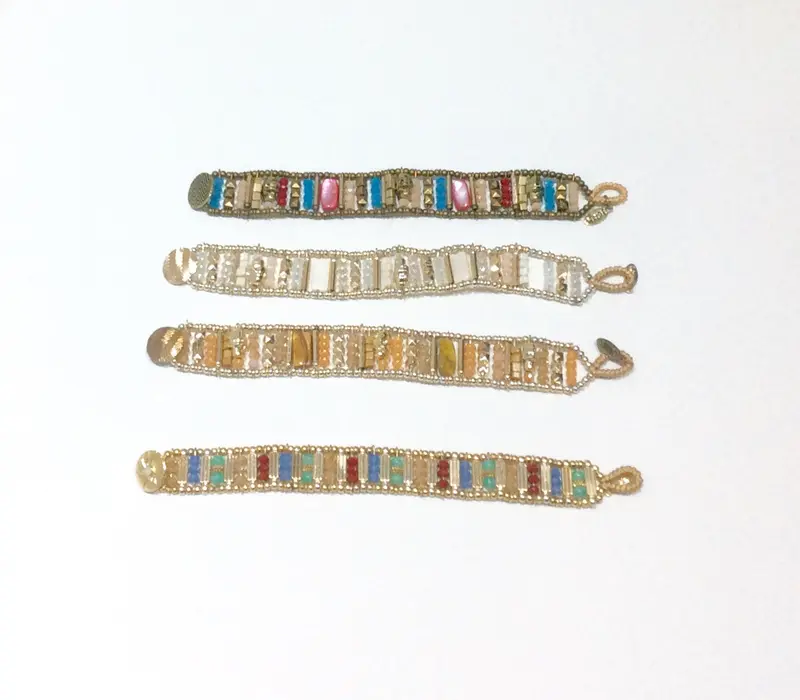 Bracelet-Beaded bracelet with button clasp