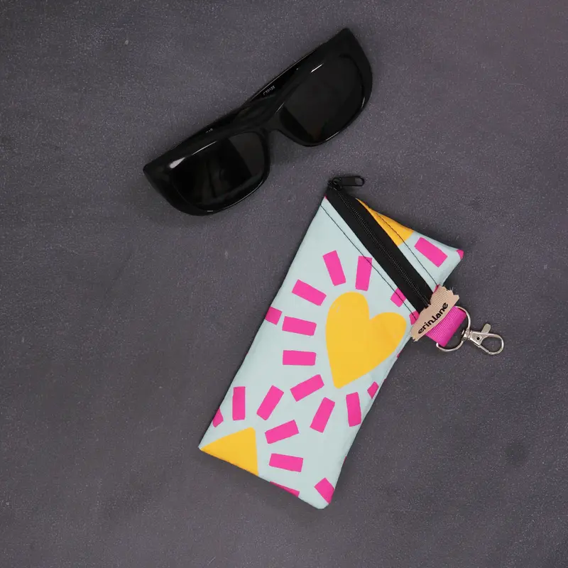 Catch All Clip on Accessory Bag in Beach Read