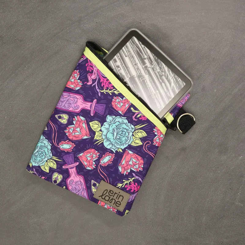E-Reader Book Nook Case in Cursed Hearts