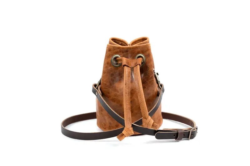 LEATHER BUCKET BAG - SMALL - PEANUT BISON