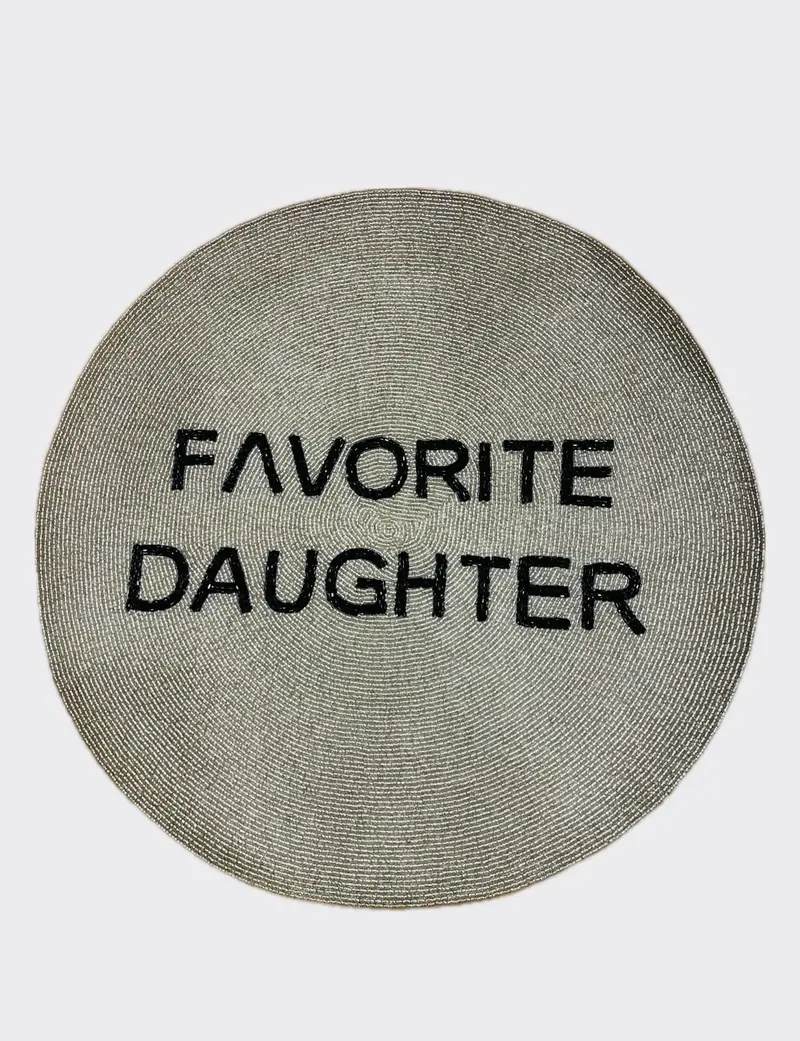Sample round tablemat FAVORITE DAUGHTER silver black